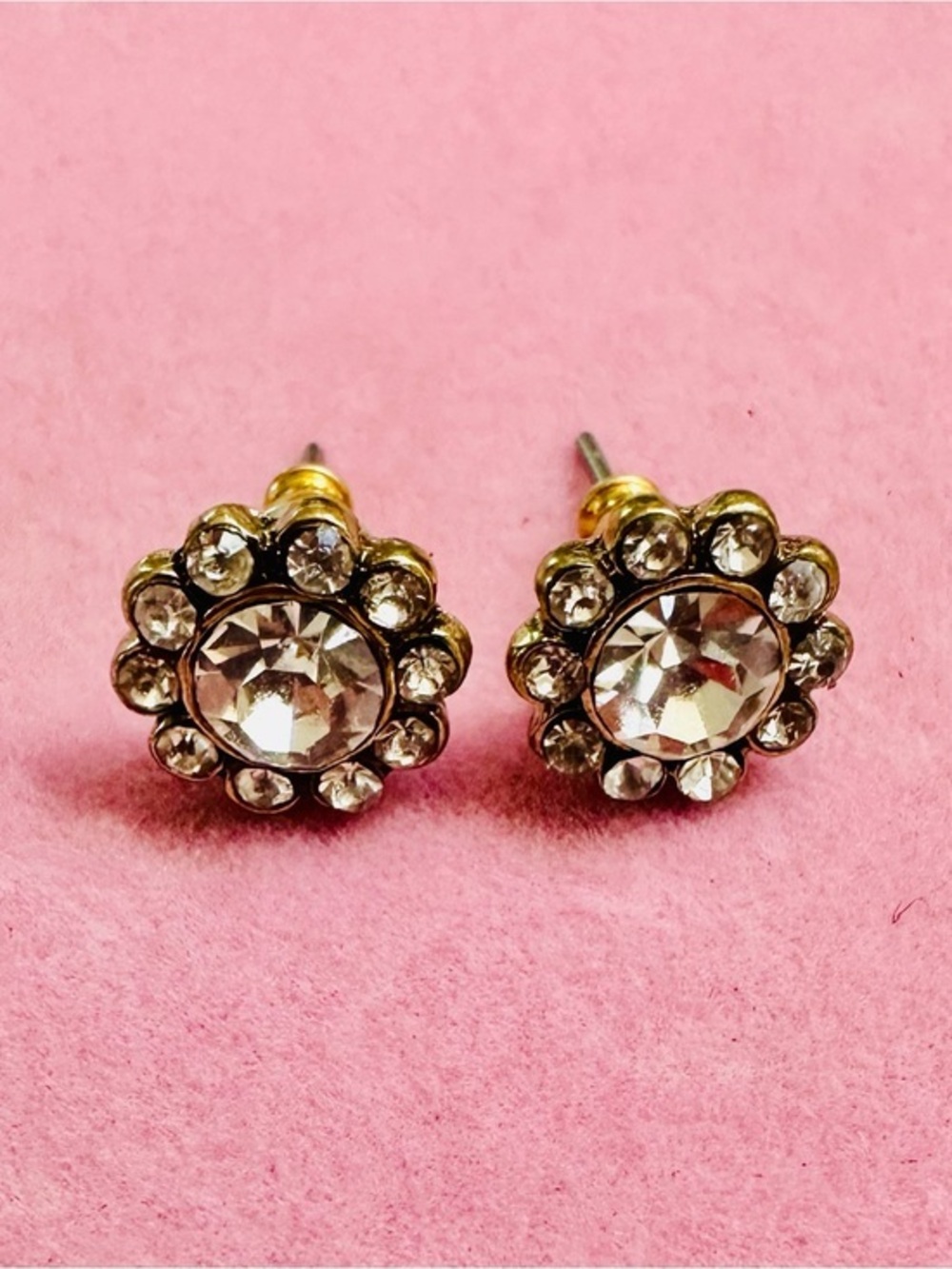 NWT Gold Tone Rhinestone Flower Stud Earrings